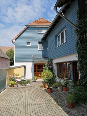 Wohnen mit Charakter: Gemütliche & individuelle 2 Raum EG Wohnung mit maßgefertigten Einbaumöbeln