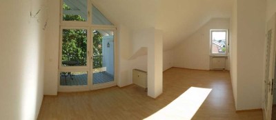 Helle Dachgeschosswohnung mit 2 Balkonen, EBK und SüdWest-Ausrichtung