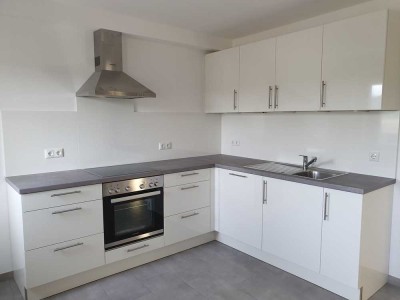 Sofort frei! Kernsanierte moderne 2-Zimmer-Nichtraucherwohnung mit Einbauküche