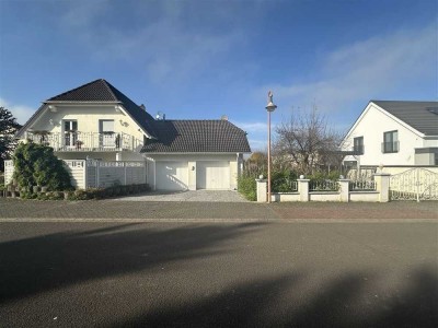 Wohnhaus mit 2 abgeschlossenen Wohnungen/2 Garagen/Carport in  66787 Wadgassen zu verkaufen