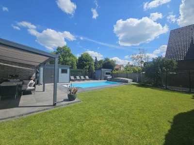 Bezugsfertiges Familienparadies mit Stil: Großzügiges Haus mit Einliegerwohnung, Pool & Sauna