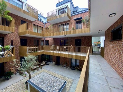 MODERNE Wohnanlage - BJ 2022 - ca. 61m² NFL - 2-Zimmer - Hof-Balkon - EINBAUKÜCHE – Voll möbliert - Öffentliche Verkehrsmittel