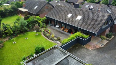 Freistehendes Zweifamilienhaus mit traumhaftem, großem Garten und vielen Gestaltungsmöglichkeiten