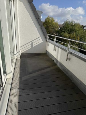 Exklusive moderne Dachgeschosswohnung mit zwei Terrassen und moderner EBK in Großhadern