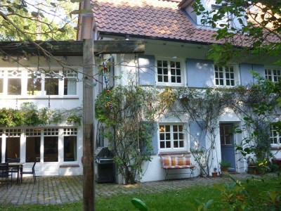 Rosengarten-Ehestorf: Sehr besonderes Einfamilienhaus (Effiziensklasse B) in erstklassiger Lage