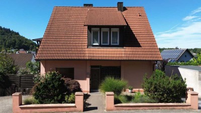 KL-Hohenecken: Freistehendes Zweifamilienhaus mit Doppelgarage, PKW-Stellplätzen und Garten