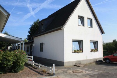 Wohnhaus mit Anbauwohnung und riesigem Garten im Grünen