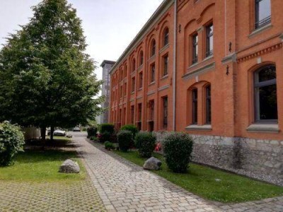 Ruhiger 2 ZIMMER-Altbau + West-Balkon 5m² + möblierte Einbauküche + Bad mit Wanne und WC + Lift!