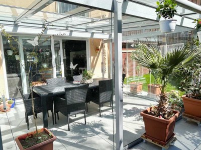 "Ihr Rückzugsort in Stuttgart-Plieningen" Hochwertiges, stilvolles REH mit Doppelcarport und Garten