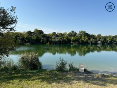 In unmittelbarer Nähe zum See und dem Goldplatz!