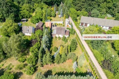 IMMOBERLIN.DE - Attraktives Einfamilienhaus mit Nebengebäude & Garage auf großem Grundstück in natur