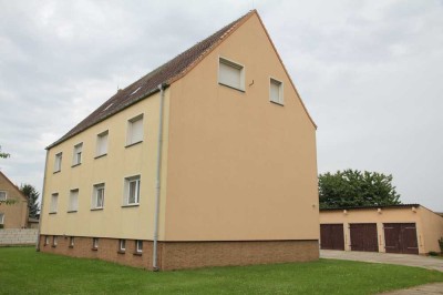 Dachgeschosswohnung mit Garten und Garage