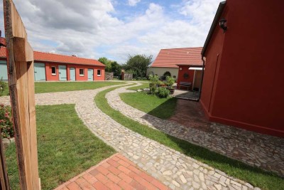Dreiseitenhof: zwei Wohnhäuser, Scheune, fast 5ha Land, Offenstallanlage