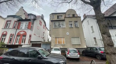 Stark renovierungsbedürftige Villa im Villenviertel mit großem Grundstück
