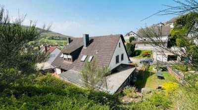 Helle Dachwohnung mit 2 Schlafzimmern und großem Wohn-/Esszimmer zu vermieten