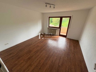 Gepflegte 1-Zimmer-Wohnung mit Balkon, Einbauküche und Stellplatz zu vermieten