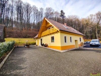 Landhaus mit über 3,8 ha Grund in Naturlage. - Wohnkomfort &amp; Landwirtschaft vereint.