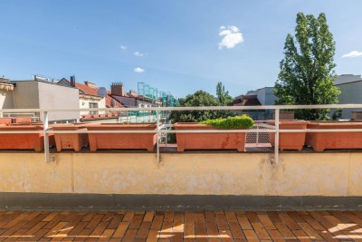 Rainergasse: Sonnige Dachgeschosswohnung mit 12 m2 Südterrasse und optionalen KFZ-Stellplätzen