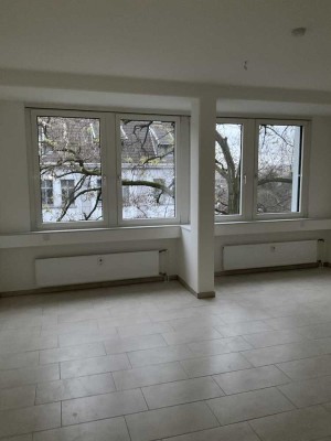 Grafenberg: Neu renovierte große 4 Zimmer Wohnung