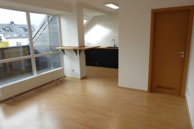 Anders als Andere! - Tolle 2-Raum mit Balkon + EBK im DG