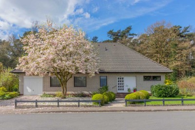 Großzügiger Winkelbungalow auf wunderschönem Grundstück direkt am Waldrand