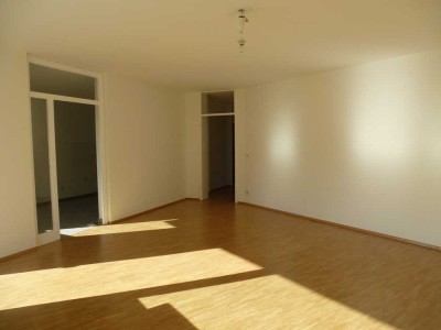 Schöne, geräumige 2-Zimmer-Wohnung mit TG-Stellplatz in Ettlingen, von Grün umgeben