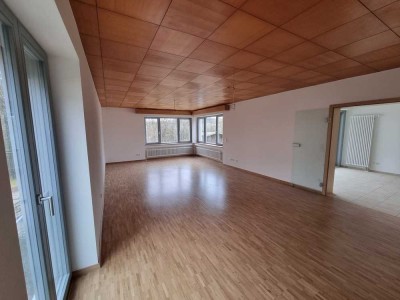 Lichtdurchflutetes Haus mit großem Garten zu vermieten