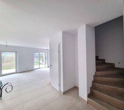 Traumhafte Doppelhaushälfte - Erstbezug, 5 Zimmer, Garten, Terrasse, 2 Stellplätze - Nähe Bahnhof!