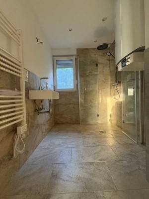 Helle 2,5 Zimmer Wohnung, Erstbezug, ruhige Lage, Stellplatz inkl. eigener Stromzähler