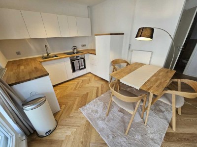 Frisch sanierte, stilvoll möblierte 3-Zimmer-Maisonette in ruhiger Innenhoflage mit 2 Balkonen