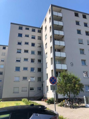 Stilvolle, modernisierte 1-Zimmer-Wohnung mit geh. Innenausstattung mit Balkon und EBK in Homburg