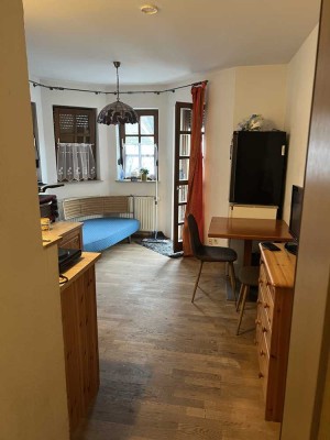 2 Zimmer mit Möbel und Terrasse