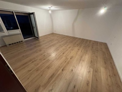 Renovierte helle 1-Zi-EG-Wohnung mit Terrasse+Stellplatz in Lomersheim