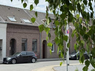 - Reihenmittelhaus mit Garten und 2 Garagen -