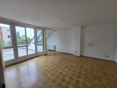 Geschmackvolle Dachgeschoss-Wohnung mit Hobbyraum und Dachterrasse in Mariendorf