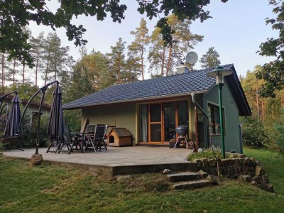 Traumhaftes Grundstück am See mit modernem Bungalow