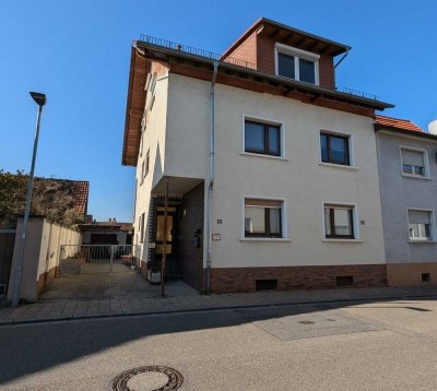 2-3 Familienhaus mit zusätzlicher Büroeinheit, Wintergarten, Garagen und Garten