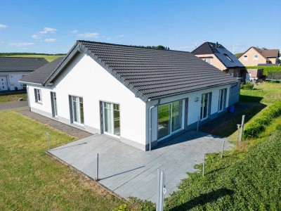 **Wohnen auf einer Ebene: Neuwertiger Bungalow mit Carport**