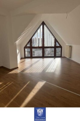 Großzügige Wohlfühlwohnung über 2 Ebenen mit großer Küche unterm Dach!