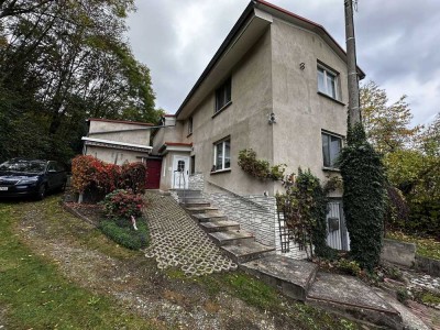 Charmantes Ein- bis Zweifamilienhaus mit großem Gartenparadies und Saaleblick.