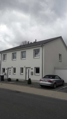 Ansprechende und gepflegte 4-Zimmer-Doppelhaushälfte mit EBK in Velbert