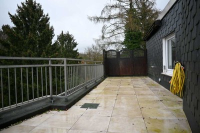 Frisch modernisierte 3-Raum-Penthouse-Wohnung mit großer Sonnen-Dachterrasse in Bergisch Gladbach