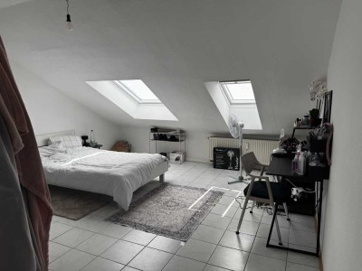 Exklusive 2-Zimmer-Dachgeschosswohnung mit Balkon und Einbauküche in Ludwigshafen