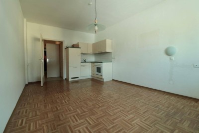 1 Zimmer mit möblierter Küche und Möbeln in Übelbach