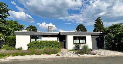 Bungalow mit Souterrain, Atriumgarten und Garage