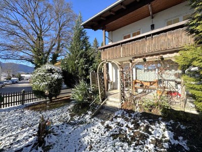 Teilerneuerte Süd-West-DHH mit Appartement im DG, Garten, Stellplätzen und Garage (Erbbaurecht)