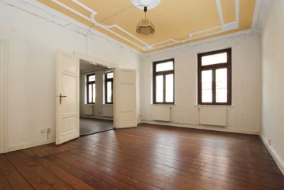 In Okerlage! Großzügige Altbauwohnung mit Einbauküche und Balkon.