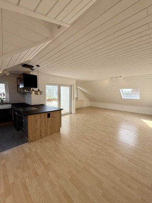 Helle 2-Raum-DG-Wohnung mit Wintergarten und Einbauküche in Gernsheim
