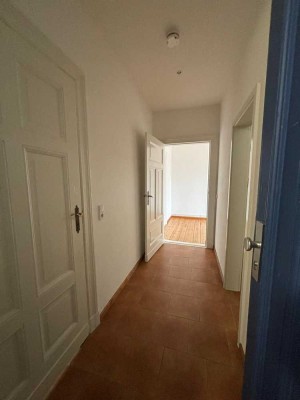 zentral gelegene 3-Raumwohnung mit ruhigem Blick vom Balkon und einer Einbauküche
