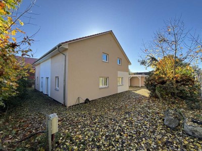 Energieeffiziente Doppelhaushälfte mit Fussbodenheizung, Garage, Carport, Schuppen uvm.